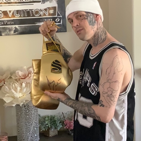 Signed Aaron Carter gloves - Picture 4 of 6